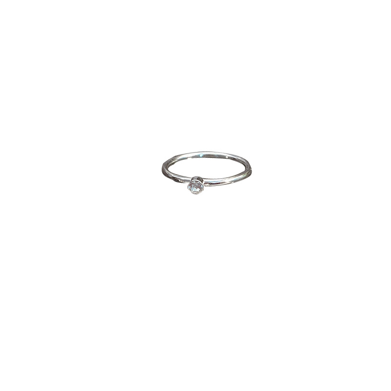 The plain 925 sterling silver sparkling diamond ring features a simple, fashionable and niche design. It is a cold and luxurious ring with a high-end feel Item Picture