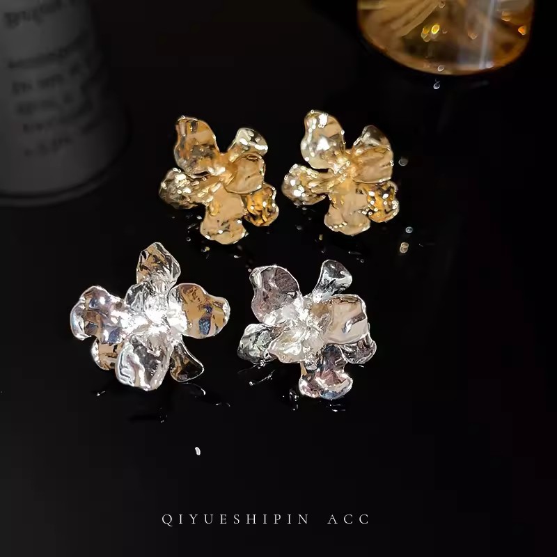 Metal flower stud gold earrings 2025 new bestseller, exaggerated retro earrings, feminine, light luxury and high-end feel details Picture