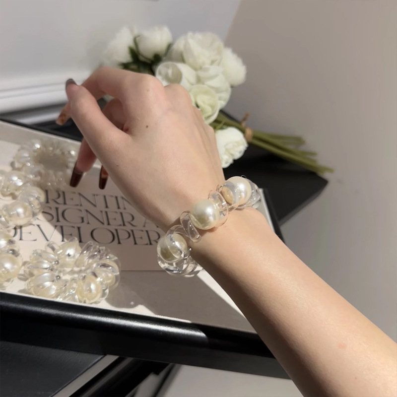 The new Korean pearl large intestine hair band with a simple and elegant style does not damage hair. The telephone line is durable and features a thick headband leather Application Scenario