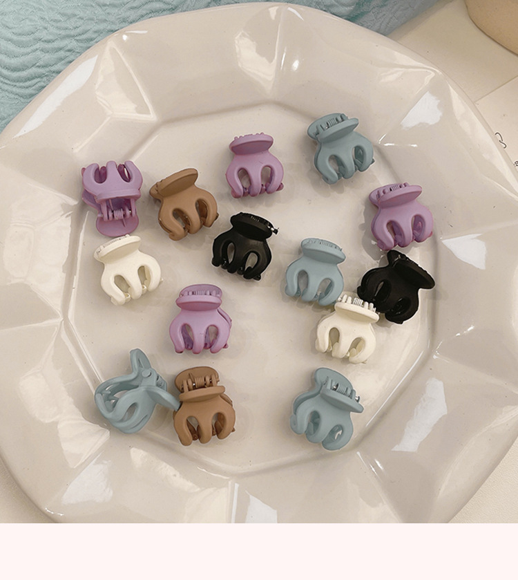 Mini hair clips, cartoon and cute hair clips, popular side bangs, girl's small clipper, side hair accessory, headwear details Picture