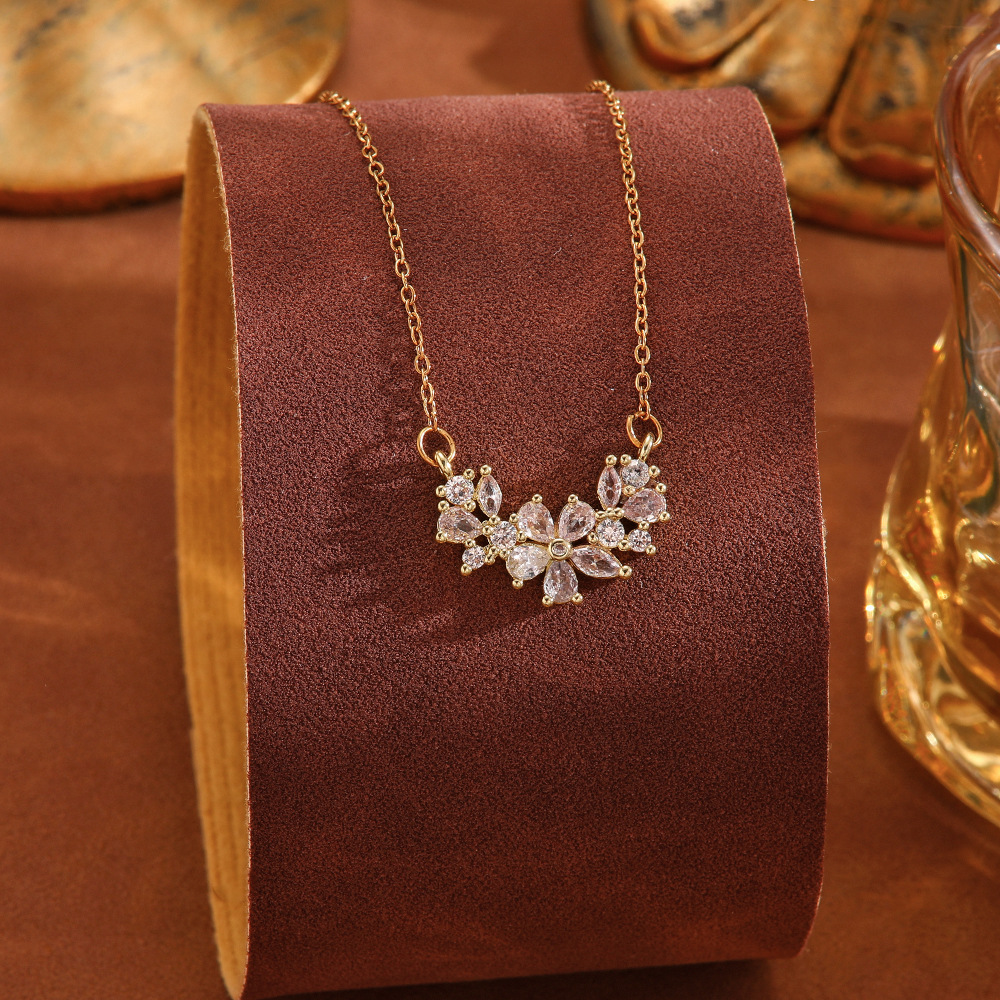 Titanium steel non-fading diamond-encrusted necklace for women, light luxury and high-end feel, collarbone chain design sense, niche jewelry, sweater chain wholesale Application Scenario