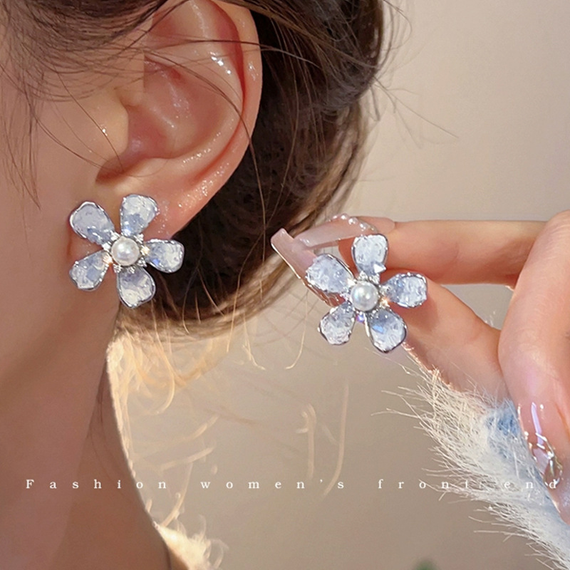 Blue gradient flower pearl stud earrings, a light luxury and niche design for women, exude a sense of sophistication and unique charm. They are popular earrings on the Internet Specification drawing