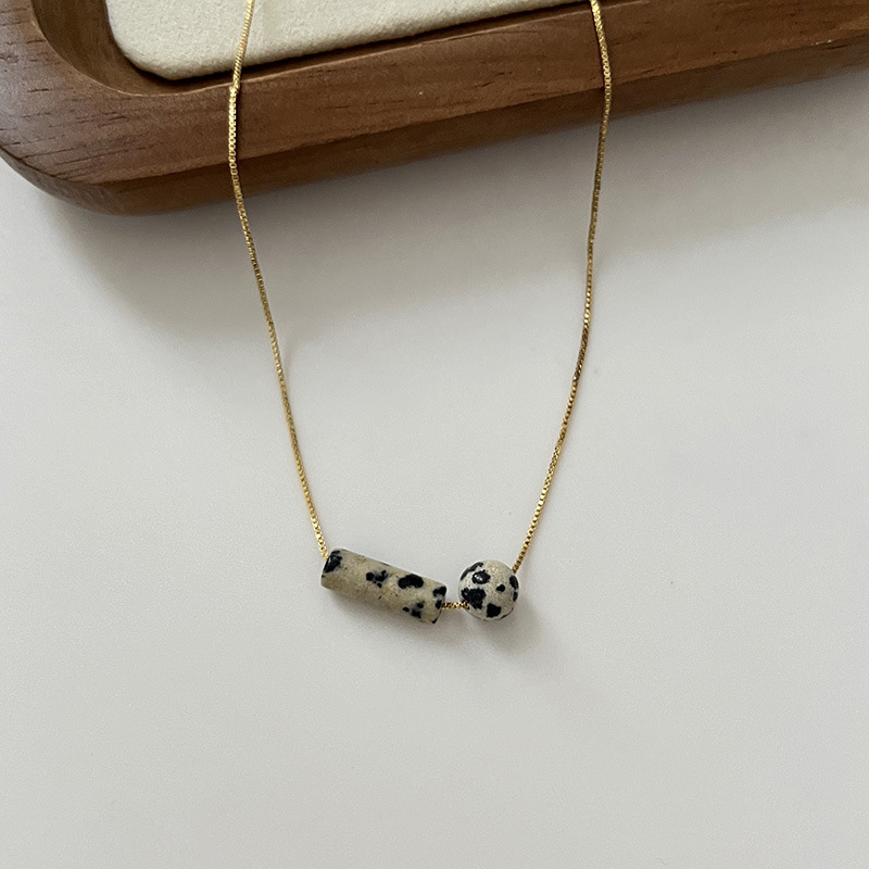 Irregular-colored natural stone necklace, a versatile and niche accessory for women in summer, a high-end necklace for best friends, and a stylish collarbone chain details Picture