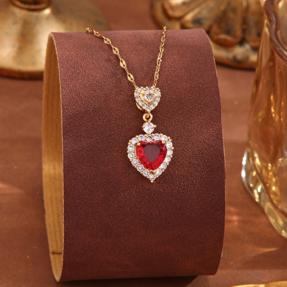 Japanese and Korean heart-shaped dynamic necklace for women, titanium steel, non-fading copper, slightly inlaid rhinestone, zircon design, light luxury pendant collarbone chain Specification drawing