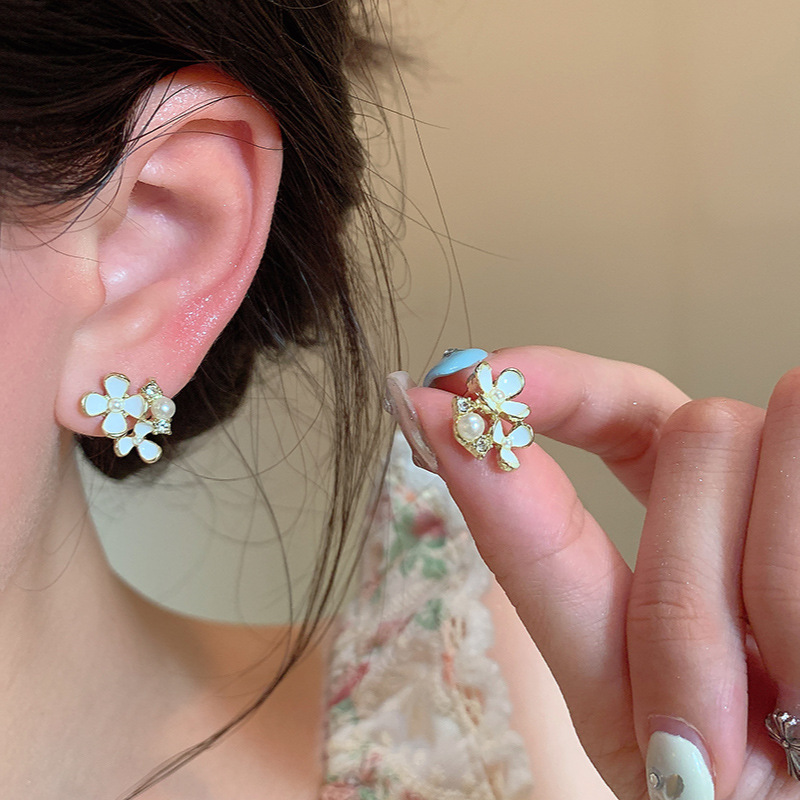 Gentle and exquisite gardenia pearl earrings, women's light luxury and high-end style, elegant and grand stud design, flower earrings full figure
