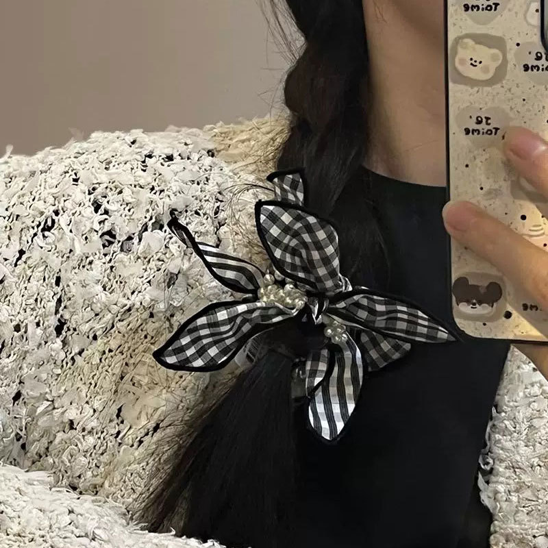 Korean hair accessories, fresh and fresh black and white checkered bow, pearl small intestine hair band, artistic and elegant hair tie, hair tie Application Scenario
