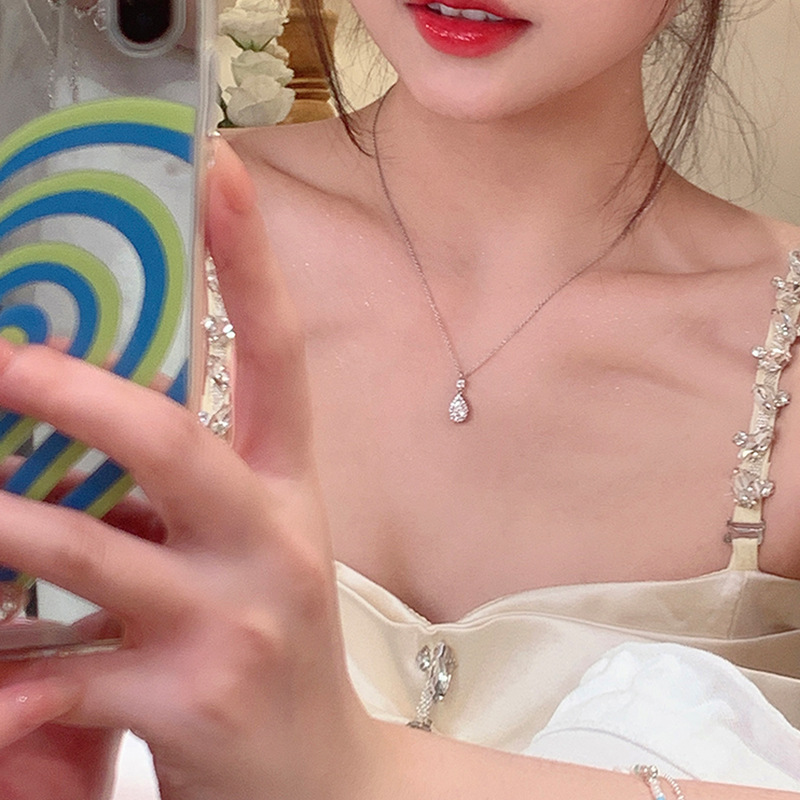Water Drop Zircon pendant necklace for women 2024, a new bestseller with a simple and high-end look. It's a stylish collarbone chain accessory details Picture