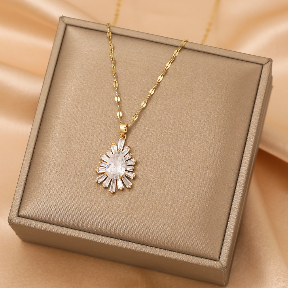 A new style of large zircon pendant from Europe and America, in ins trendy gold luxury diamond-encrusted titanium steel collarbone chain and fashionable neckchain accessory details Picture