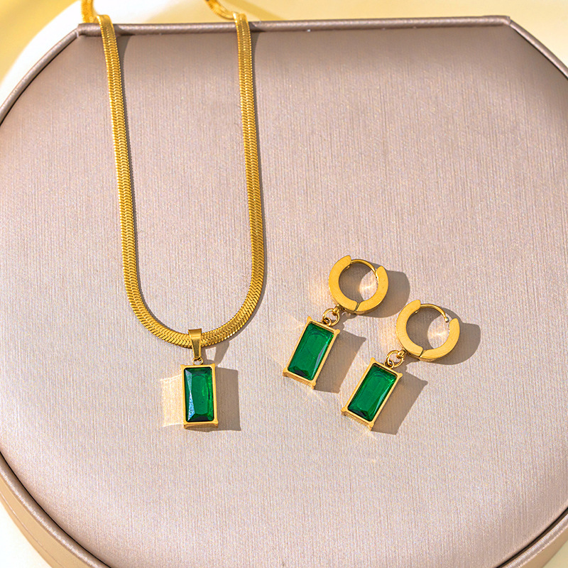 Fashionable geometric emerald, high-end titanium steel necklace, women's ear studs, niche style, design sense, blade chain, collarbone chain full figure