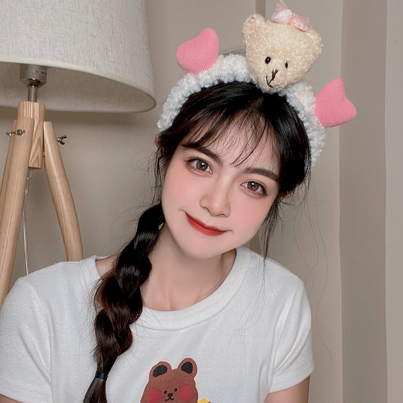 Heart-shaped little bear face wash hair band, girl lamb hair band, hair clip, hair tie, cute children's hair band, hair clip, Internet celebrity headwear Application Scenario