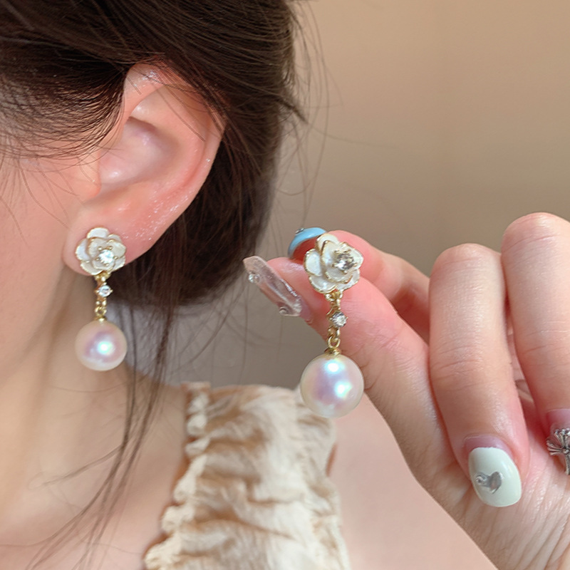 French camellia and delicate fragrance pearl earrings, a new spring and summer collection for women, exude a sense of light luxury and sophistication with tassel stud earrings details Picture