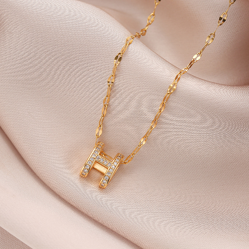 New golden H-letter titanium steel necklace, a high-end and niche female fashion collarbone chain accessory wholesale, light luxury details Picture