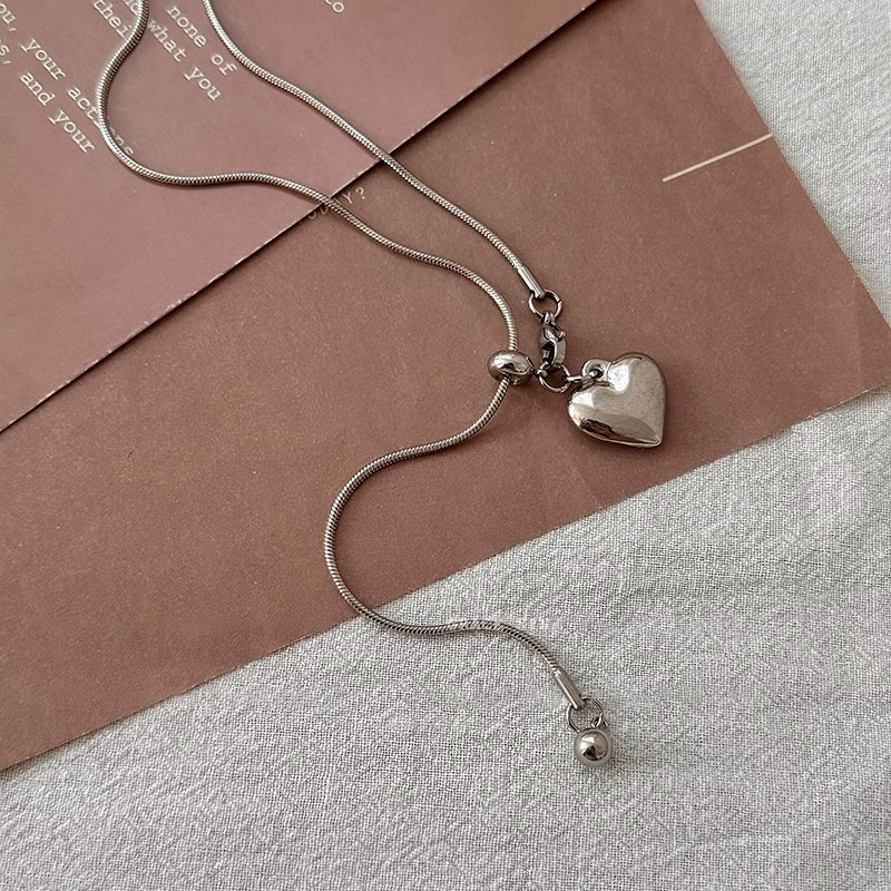Minimalist silver heart-shaped pendant necklace for women's spring and summer, a light luxury titanium steel pull-out long hoodie chain accessory Specification drawing