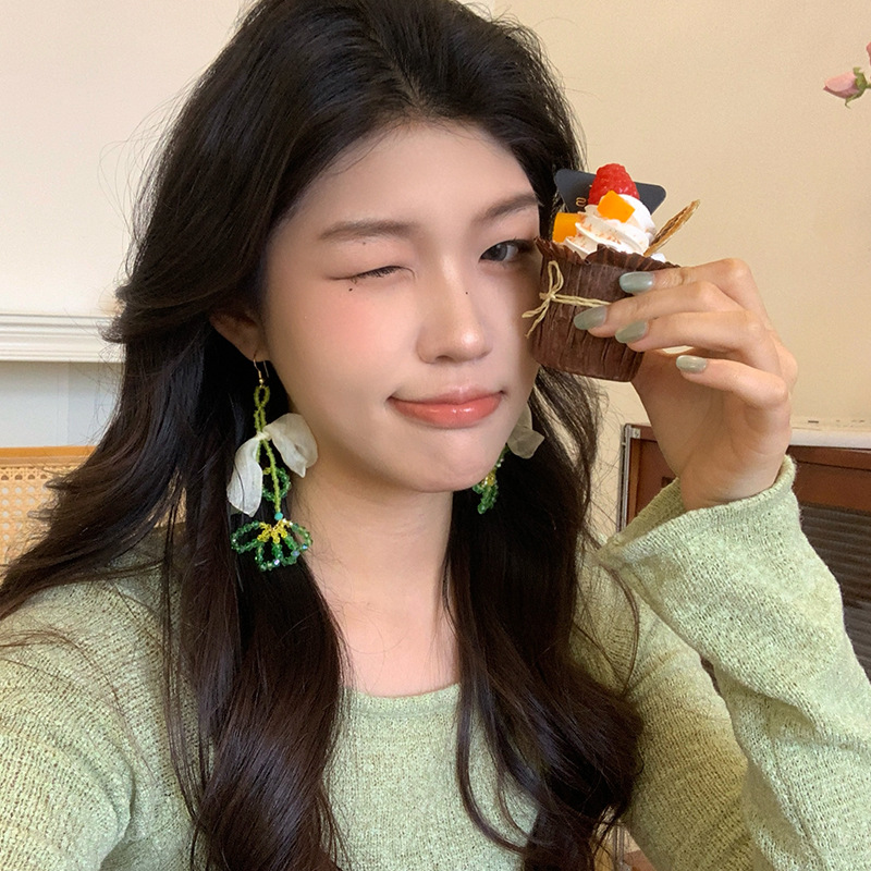 Forest-themed green crystal beaded flower earrings for women, a fashionable and fresh style with tassels and sweet stud design details Picture