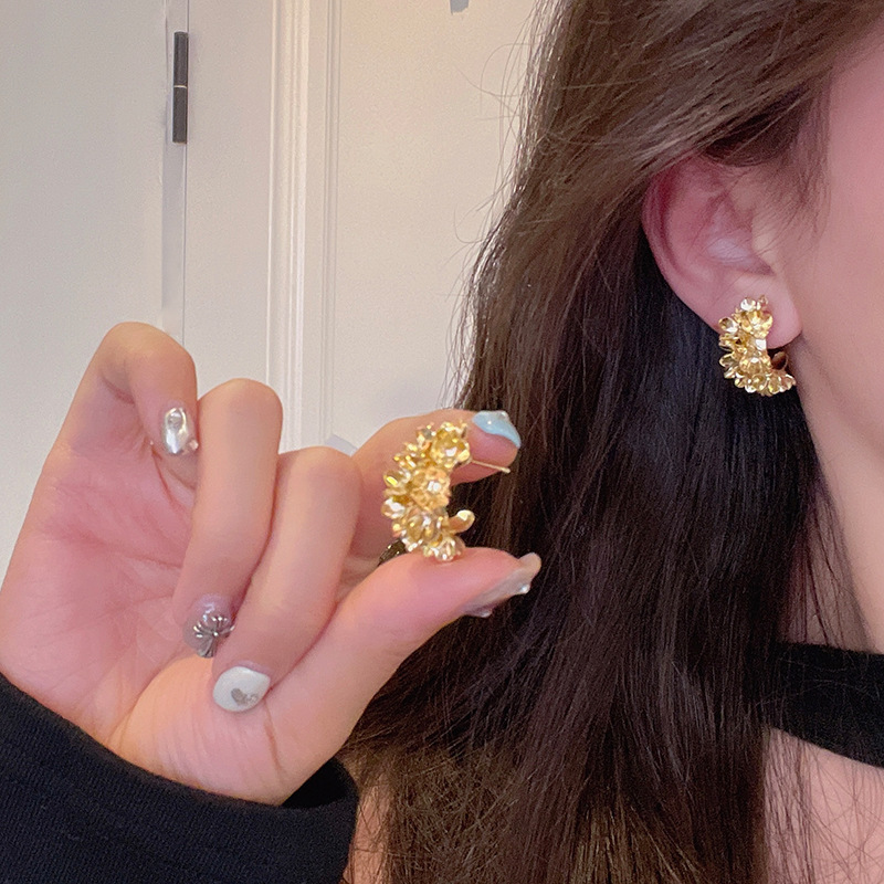 Best-selling retro metal C-ring flower earrings, with a high-end, light luxury and niche design, are fashionable and versatile trendy earrings Application Scenario