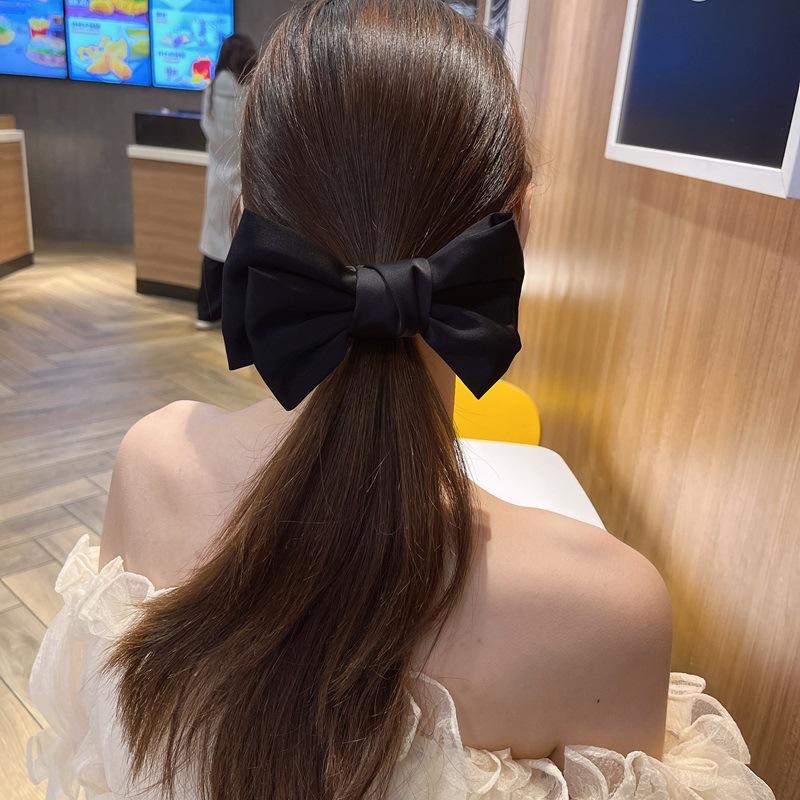 The popular "fugitive princess" has a bow tie, a large intestine hair band, a hair tie, a high-end feminine charm, a ponytail, a leather band, a hair tie and a hair accessory Application Scenario
