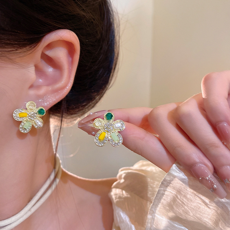 Diamond-encrusted asymmetrical flower stud earrings, elegant and fashionable European and American cross-border earrings, high-end and exquisite light luxury earrings details Picture