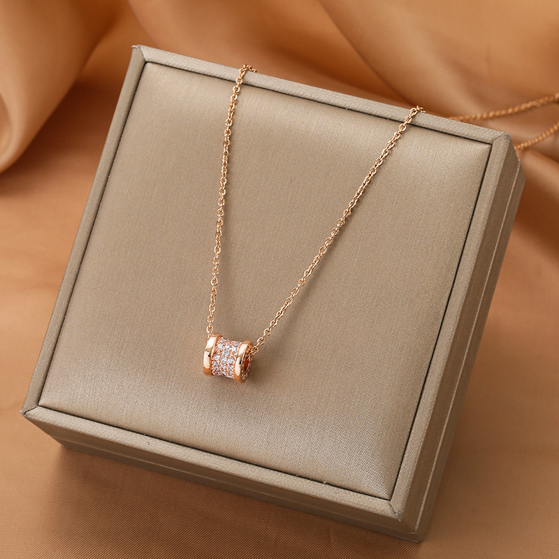 Korean version 18k rose gold slightly set with three rows of diamonds, exquisite small waist titanium steel necklace, female Internet celebrity high-end collarbone chain full figure
