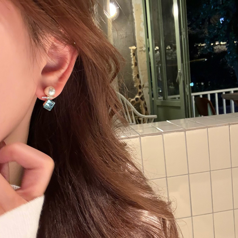 The blue crystal cube sugar pearl earrings are a light luxury, niche and high-end look for women. The stud earrings are unique and beautiful, and are popular earrings on the Internet Specification drawing