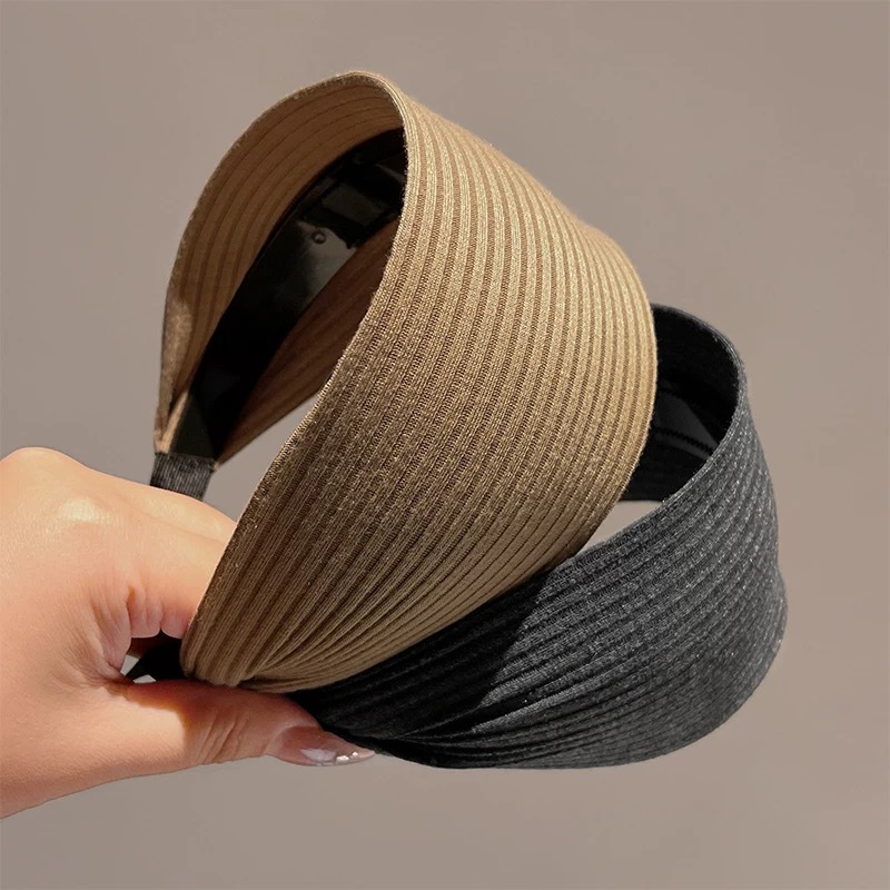 The same Korean-style knitted hairband as Yi Mengling's, a high-end headwear with a wide pit strip on the top of the head for women Application Scenario