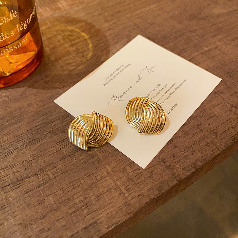French retro texture interlaced design earrings, women's European and American light luxury niche metal cold style stud earrings Specification drawing