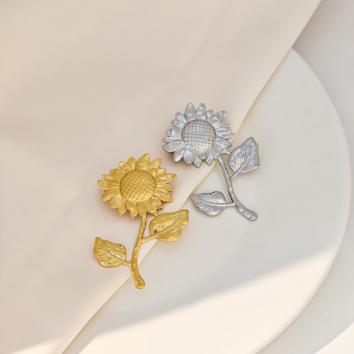 European and American creative little angel sunflower brooch, simple smooth candy pleated eagle stainless steel dress pin Specification drawing