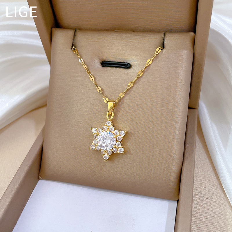 【 Titanium Steel 】 Micro-inlaid light luxury zircon snowflake cute and exquisite micro-inlaid necklace for women's fashion trend collarbone chain manufacturer Application Scenario