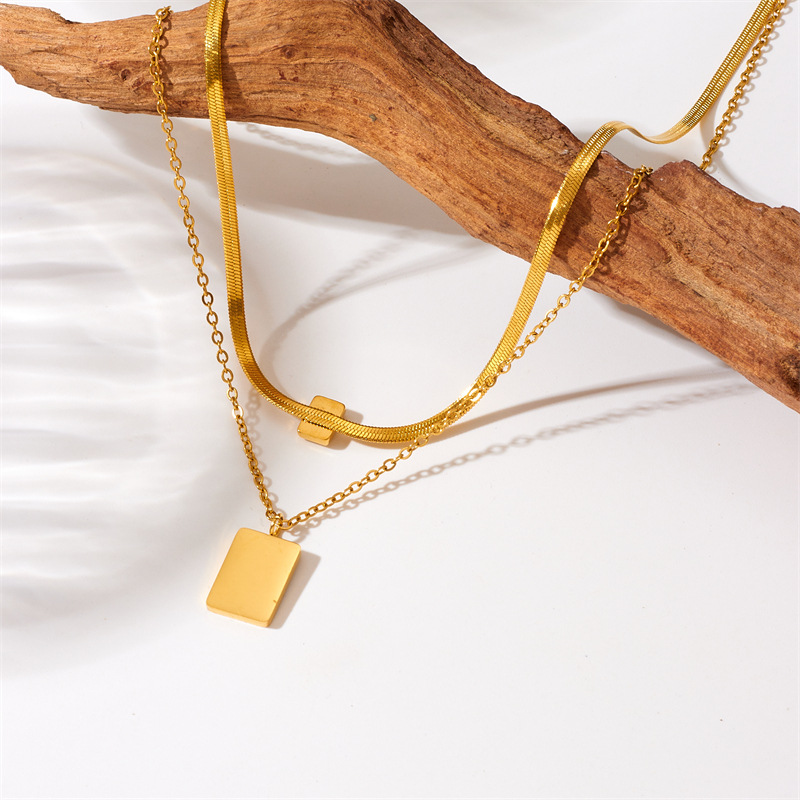 European and American fashion niche design double-layer chain, green rhinestone inlaid square pendant accessory necklace Specification drawing