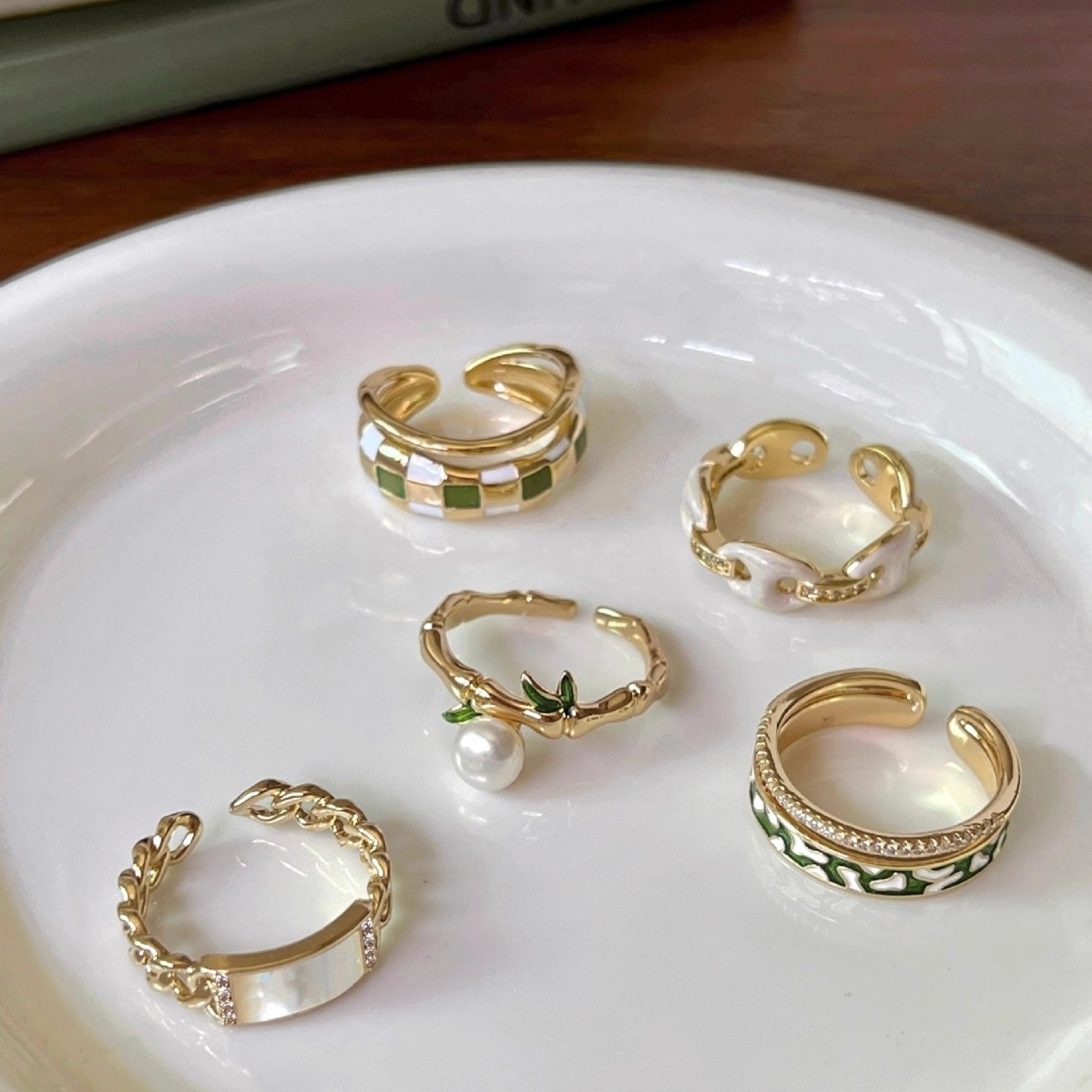 A unique and stylish green enamel bamboo joint pearl ring for women, versatile and elegant, and an open index finger ring full figure