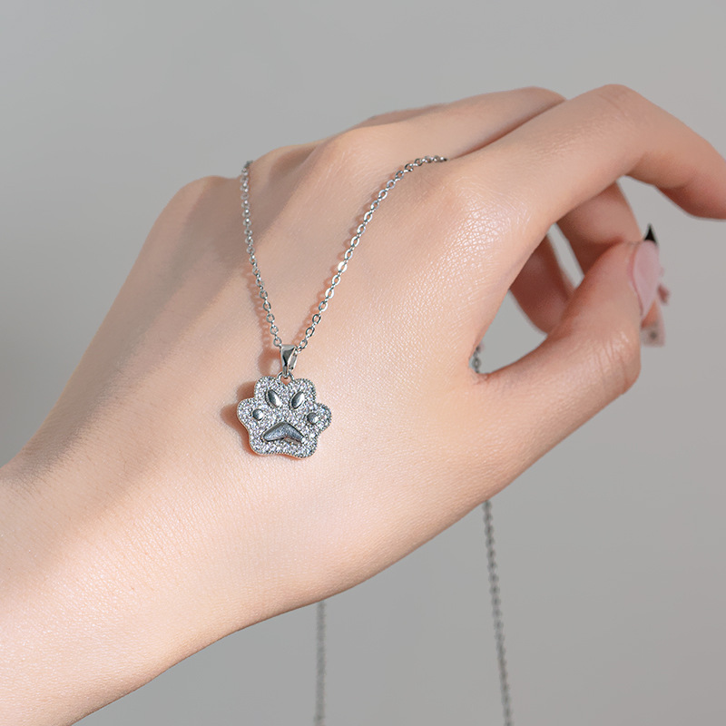 Korean version silver simple cat paw pendant titanium steel necklace, women's exquisite zircon full diamond collarbone chain, niche accessories wholesale Application Scenario