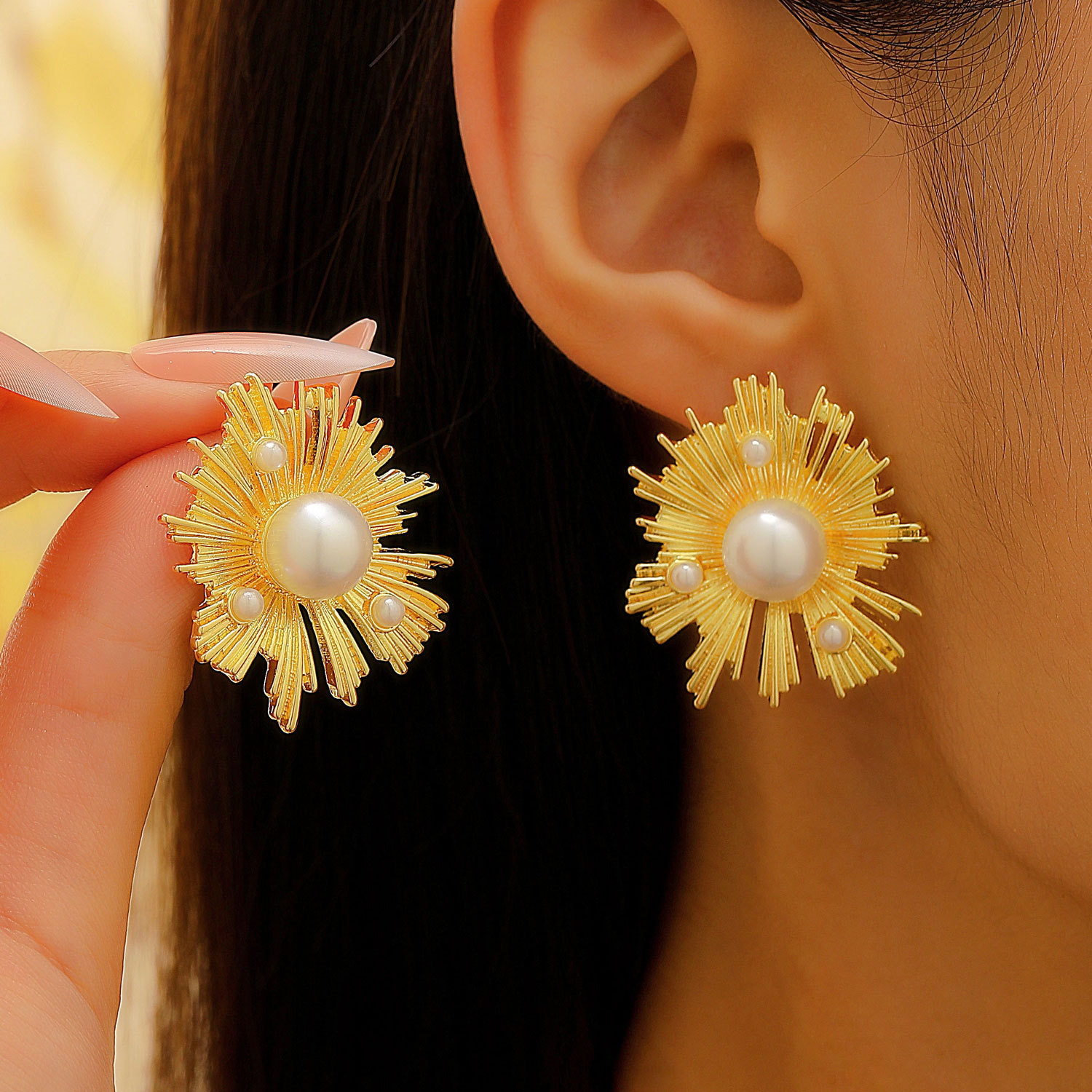 Sunflower pearl stud earrings for women, with a light luxury and high-end feel, unique and exaggerated earrings, and a niche European and American style full figure