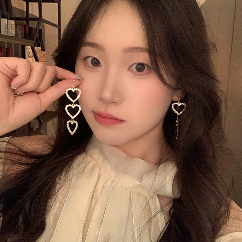 Super sparkling full diamonds, asymmetrical heart-shaped tassel stud earrings, long and elegant pearl earrings, a sweet and light luxury accessory for women details Picture