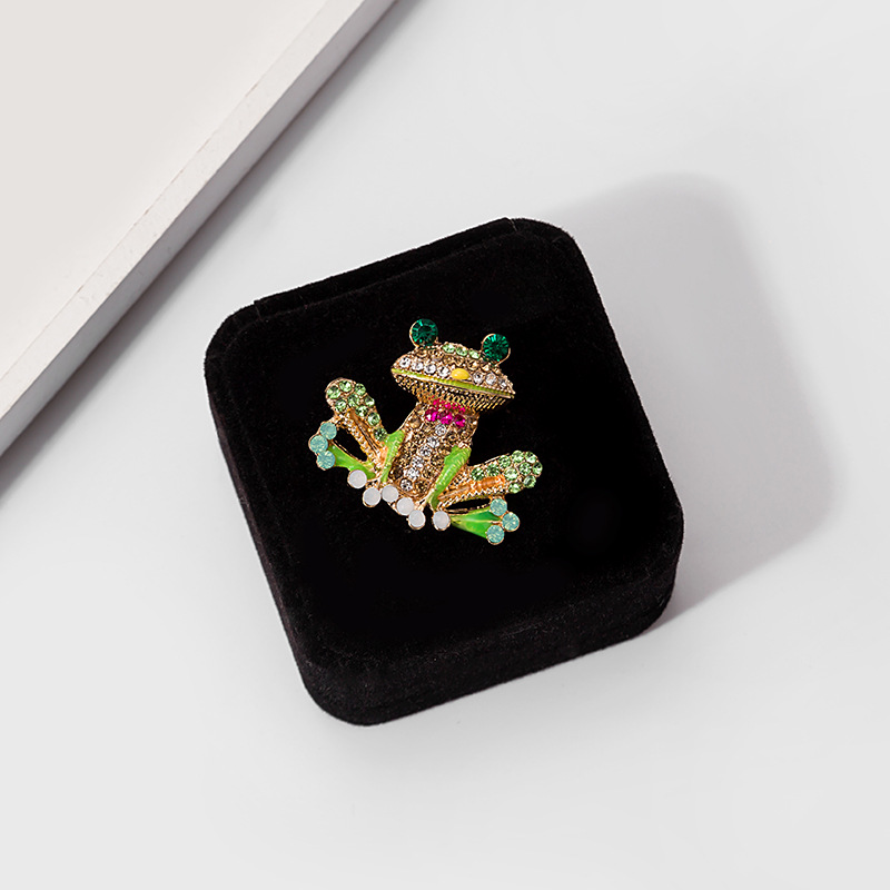 European and American creative and personalized cartoon alloy diamond-encrusted frog brooch, a new cross-border fashion animal collar brooch Application Scenario