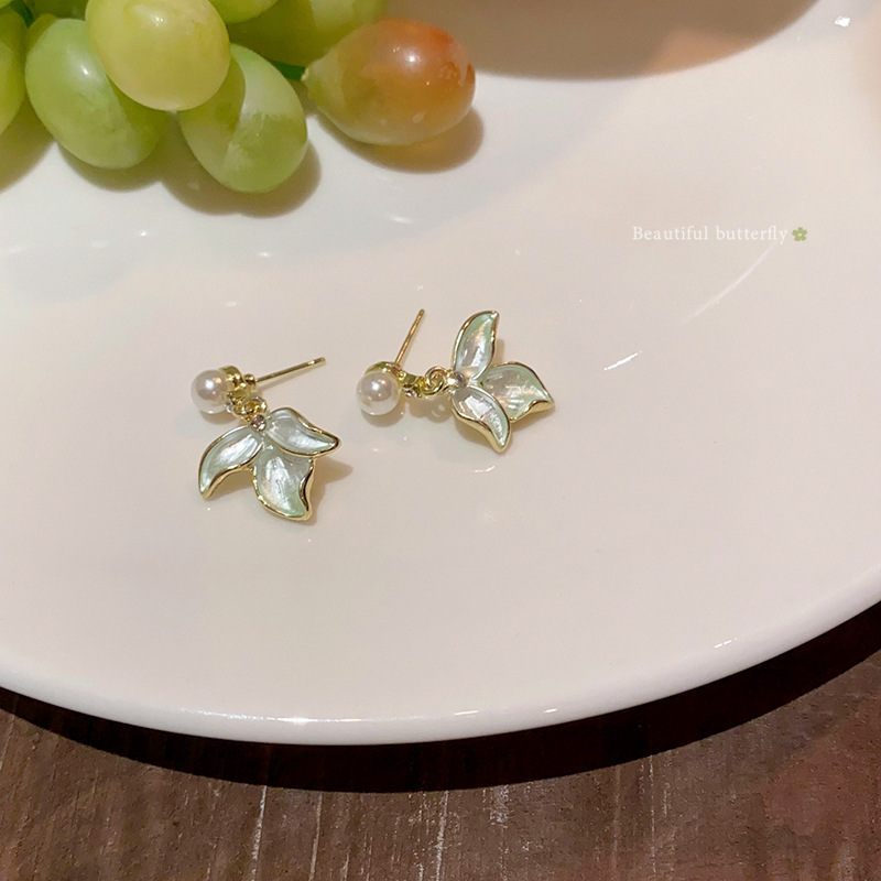 The fresh and sweet petal-shaped pearl stud earrings exude a sense of sophistication in the forest style for women. They are versatile and elegant, and have become a popular online celebrity accessory Specification drawing