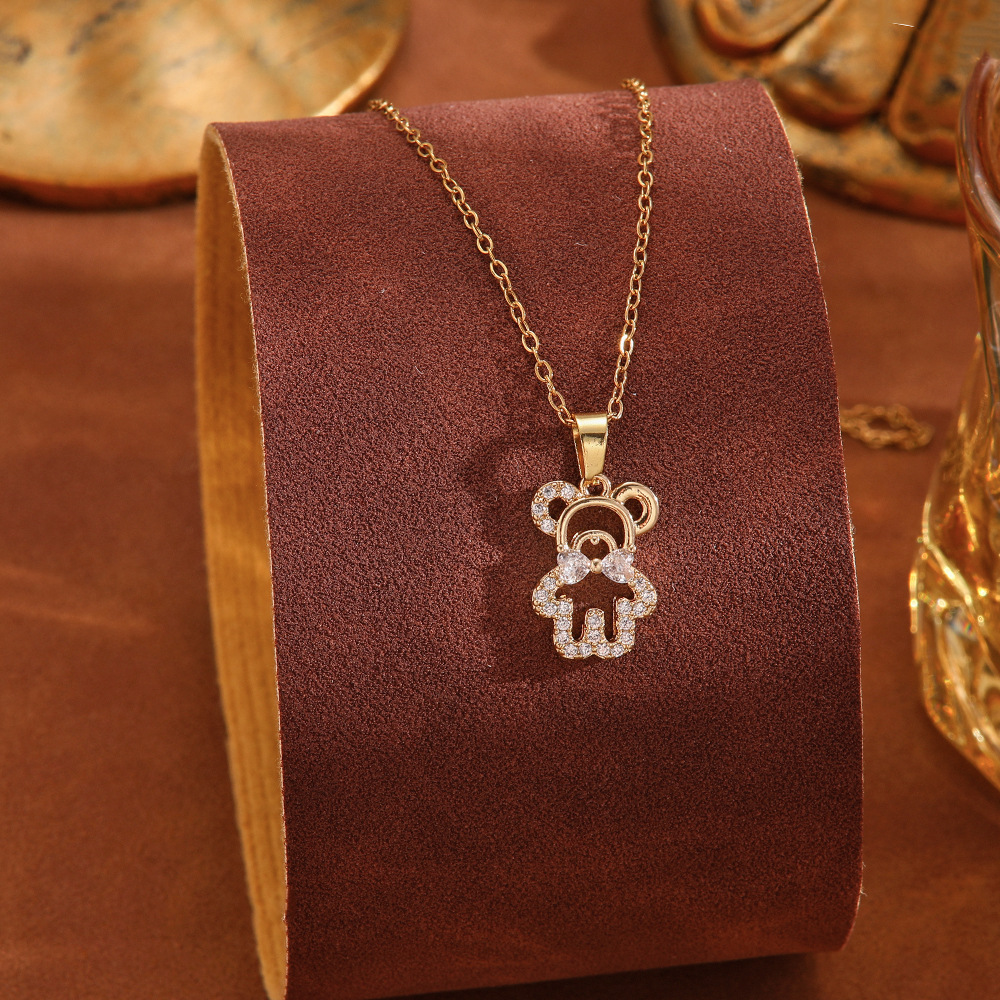The new exquisite and fashionable Korean version copper-inlaid zircon pendant is a versatile stainless steel necklace and collarbone chain accessory for commuting details Picture