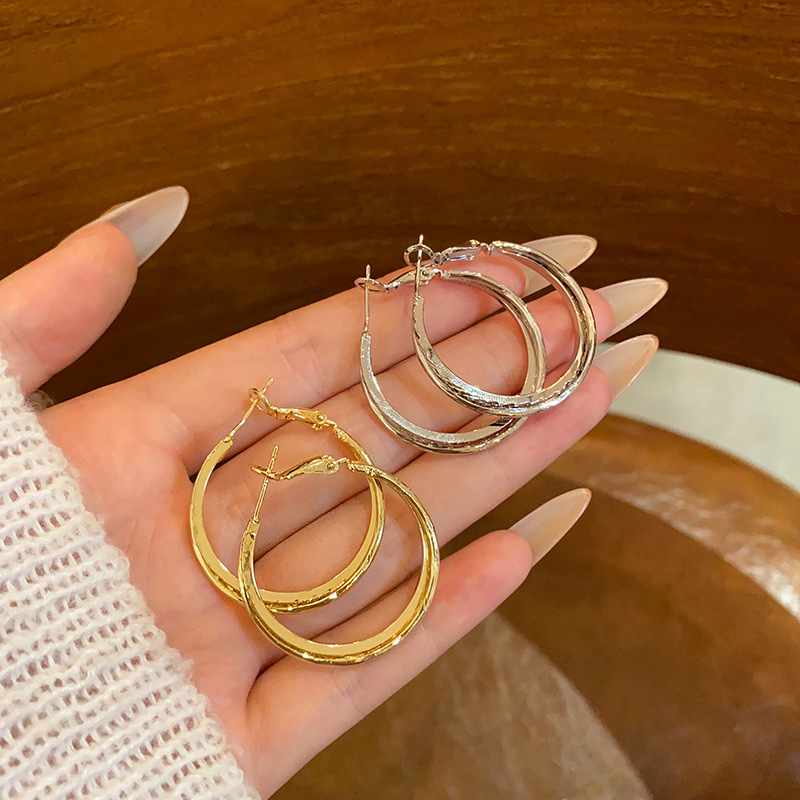High-end and elegant circular ear ring earrings for women, an exaggerated, simple and cold style of European and American earrings, a niche new style in 2025 Specification drawing