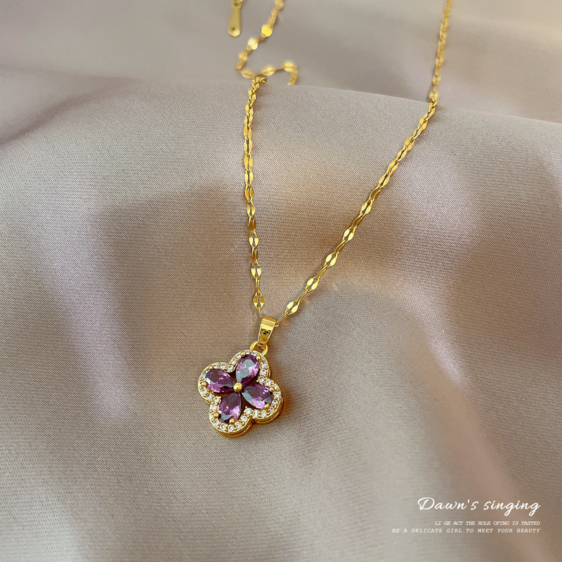 【 Titanium Steel 】 New niche design style slightly inlaid zircon amethyst four-leaf flower pendant Titanium steel collarbone chain jewelry Specification drawing