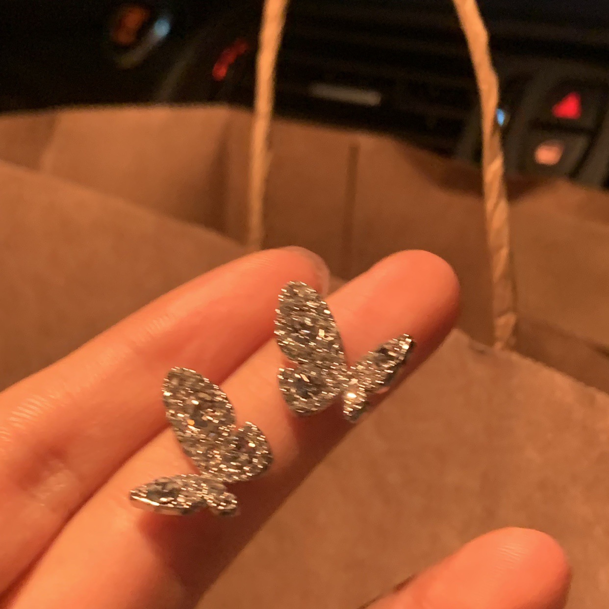 Full-diamond butterfly-shaped earrings for women, Korean-style elegant socialite earrings, niche design, high-end feel, cold style earrings wholesale Specification drawing