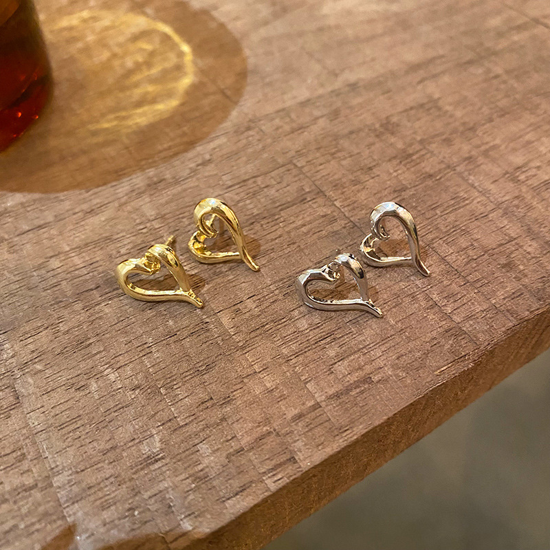 Silver-needle hollowed-out heart-shaped stud earrings, a unique and versatile metal earring with a cold and aloof style for women, and a retro, simple and elegant new type of earrings Specification drawing