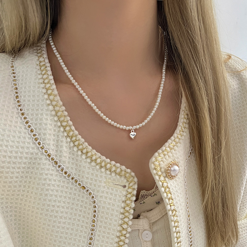A niche high-end design collarbone chain with French style, a necklace for a socialite, exquisite pearl heart-shaped necklace, and a trendy Instagram look for women full figure