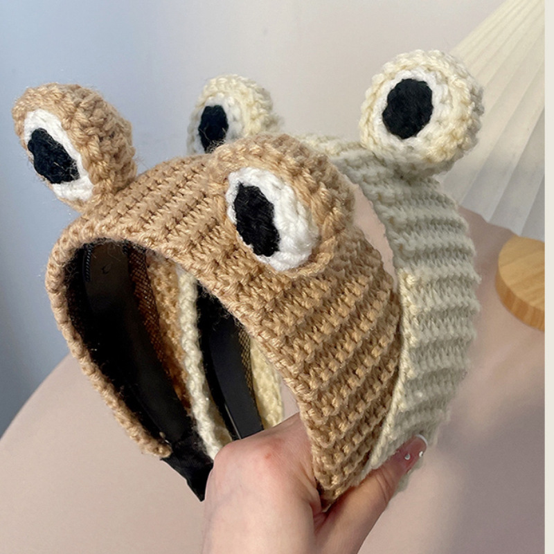 Cartoon big-eyed frog hairband, stylish and cute hairpin, face-washing wool knitted headband, autumn and winter hair pressing headwear Application Scenario