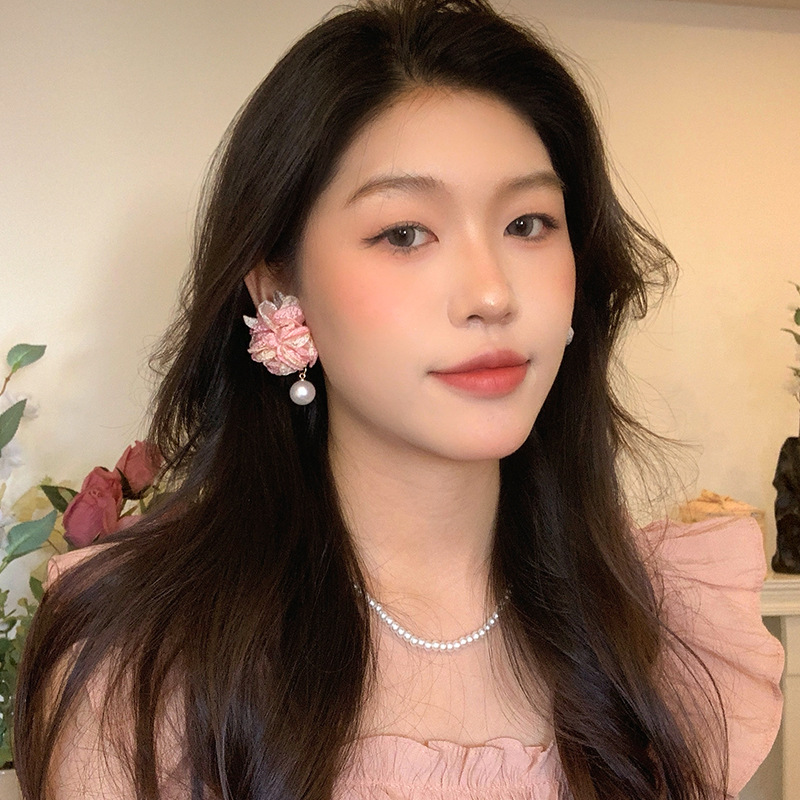 Super ethereal dopamine pink mesh flower earrings for women, summer seaside vacation style pearl earrings, exaggerated earrings Application Scenario