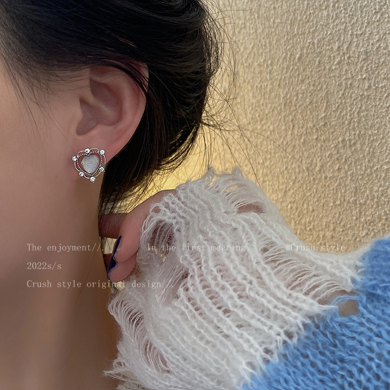 S925 Silver Needle Sparkling Diamond heart-shaped Stud Earrings Exude a sense of high-end sophistication, featuring a unique and creative design. They are super dazzling, light luxury, sweet and cool, and are like a hot girl's earrings Application Scenario