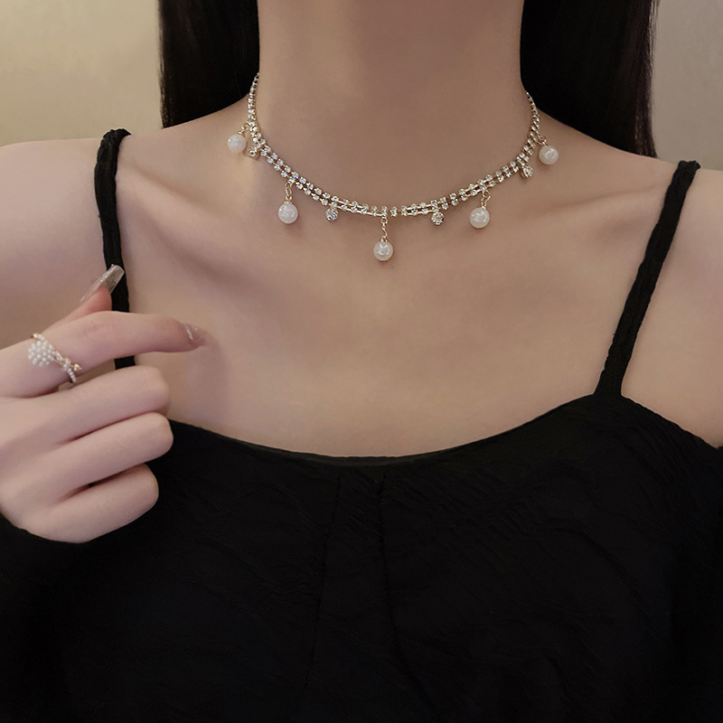 A retro European and American pearl necklace with a touch of luxury and sophistication, exuding a trendy vibe. The collarbone chain is an extremely elegant accessory details Picture