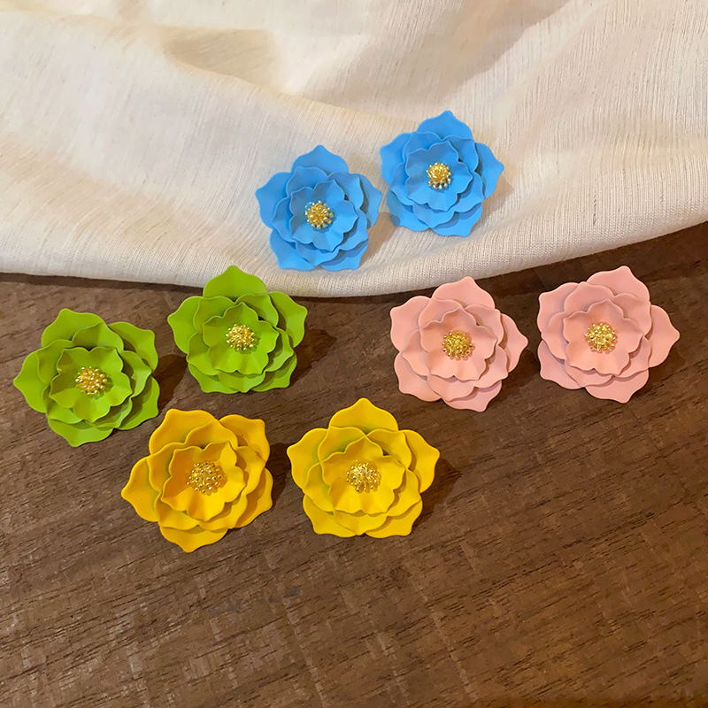 Elegant three-dimensional colorful flower earrings for women, new spring and summer, niche design sense ear studs, sweet floral earrings full figure