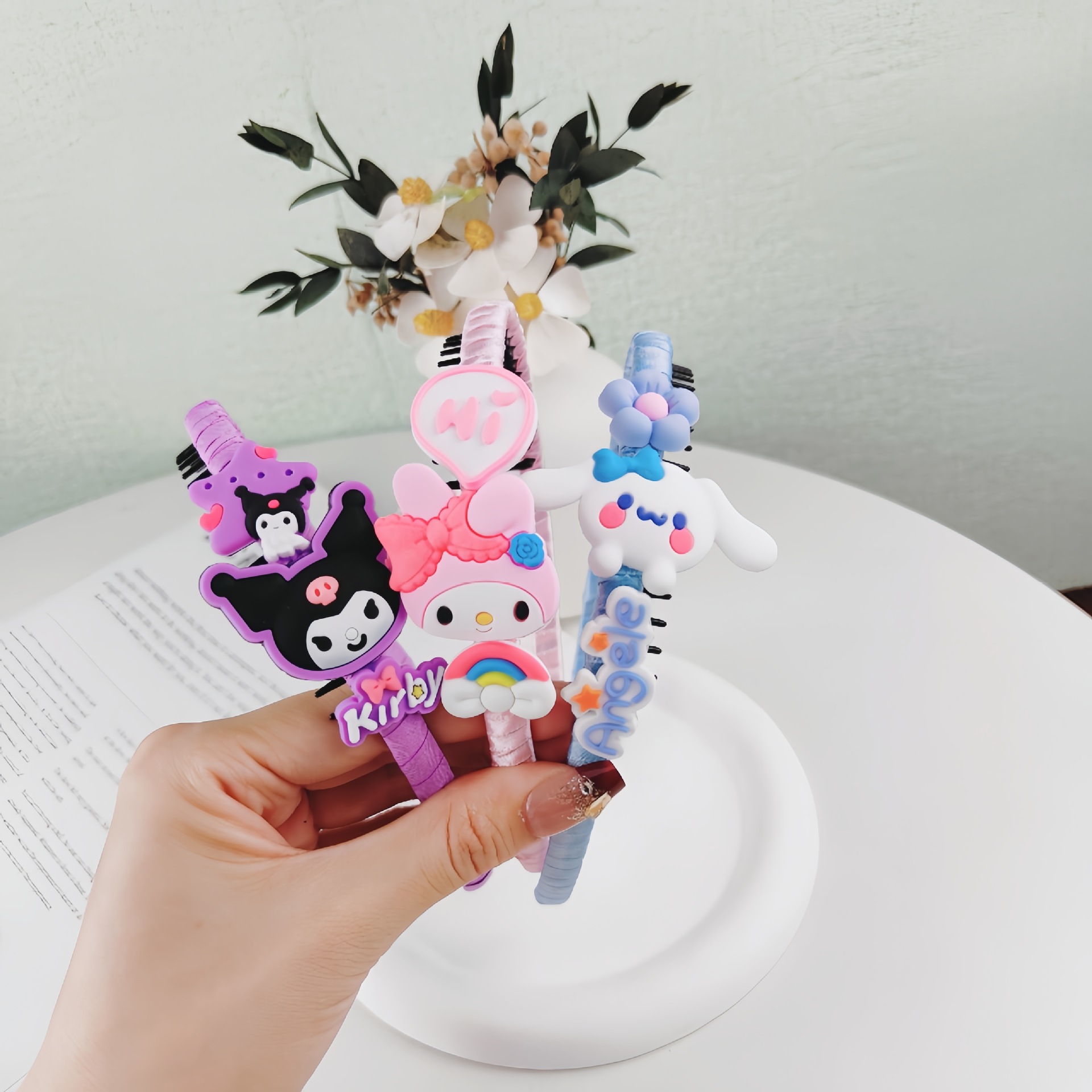 Children's hair band, a perfect tool for organizing girls' broken hair. Hair clips and headwear for little girls. The headband has teeth and is anti-slip and won't hold the hair tightly Application Scenario