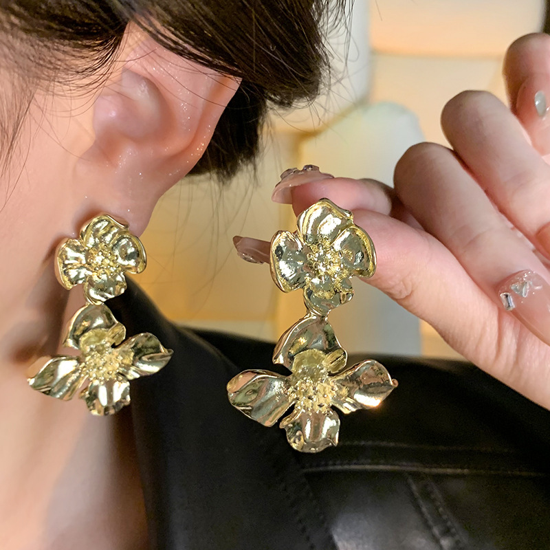 High-end golden exaggerated flower earrings, a cold and elegant style for women, European and American bride tassel earrings, a popular ear accessory details Picture