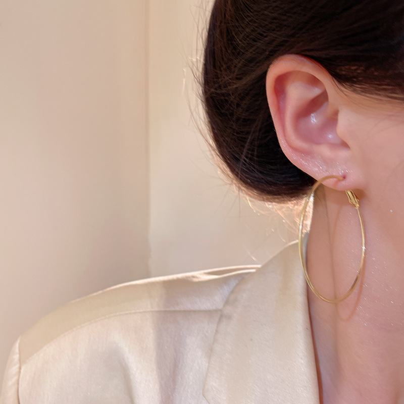 Sweet, cool and refreshing silver large ear rings, high-end plain ring earrings, women's light luxury style, retro ear buckles, ear studs and earrings Application Scenario