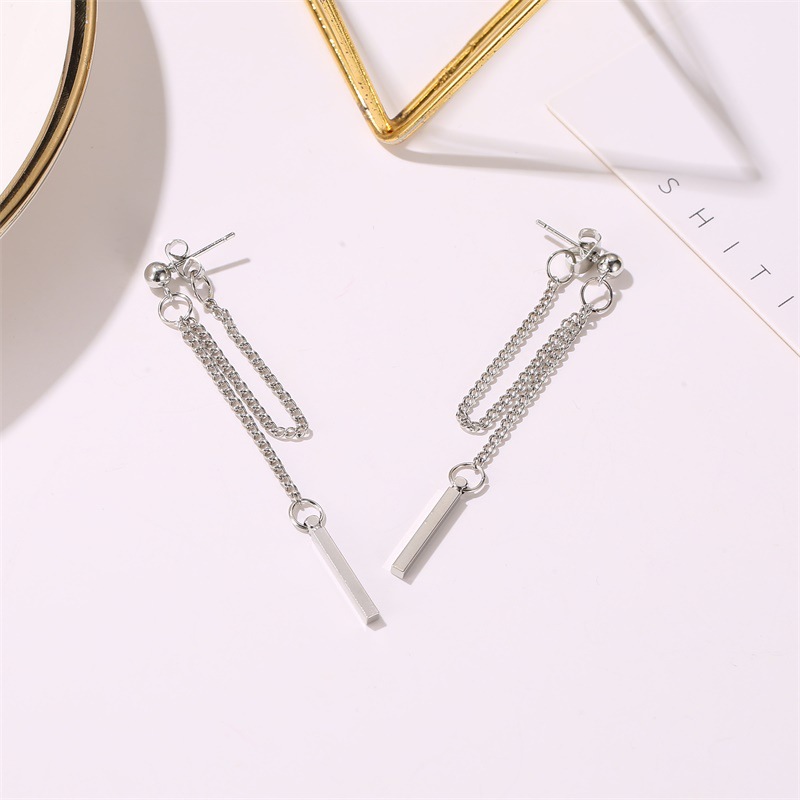 The new earrings are trendy and fashionable, featuring long tassel earrings in a Korean style with a simple and elegant style and a chain stud Application Scenario