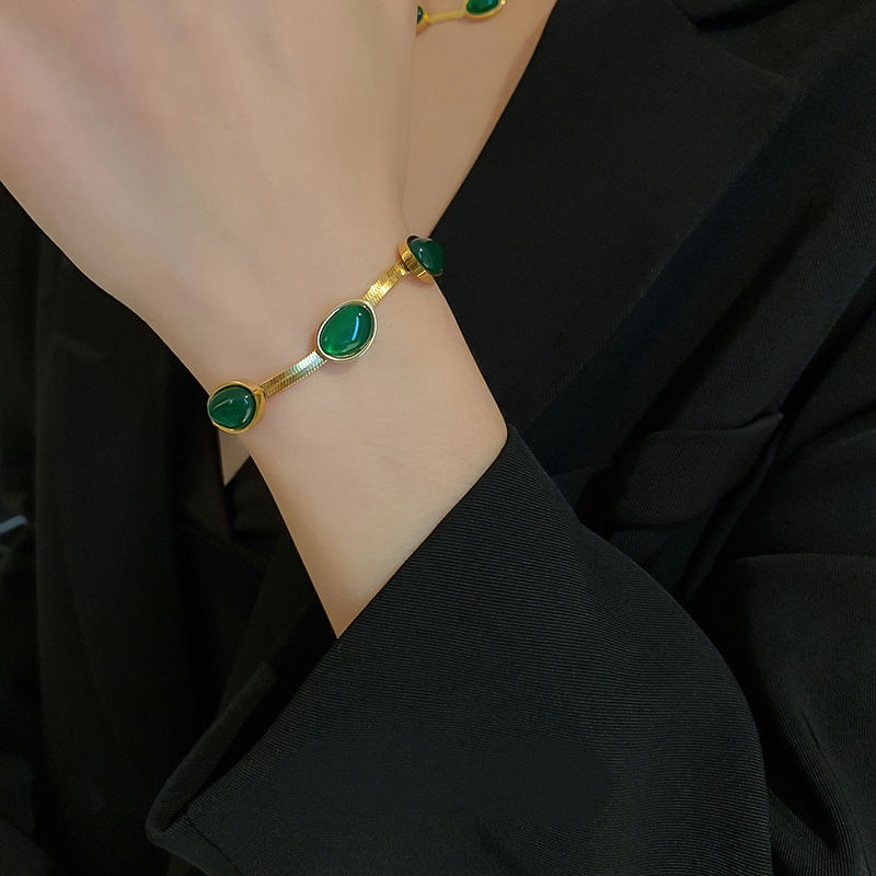 Korean version of the elegant emerald blade chain titanium steel necklace, a trendy and fashionable design for women on Instagram, a popular collarbone chain Application Scenario